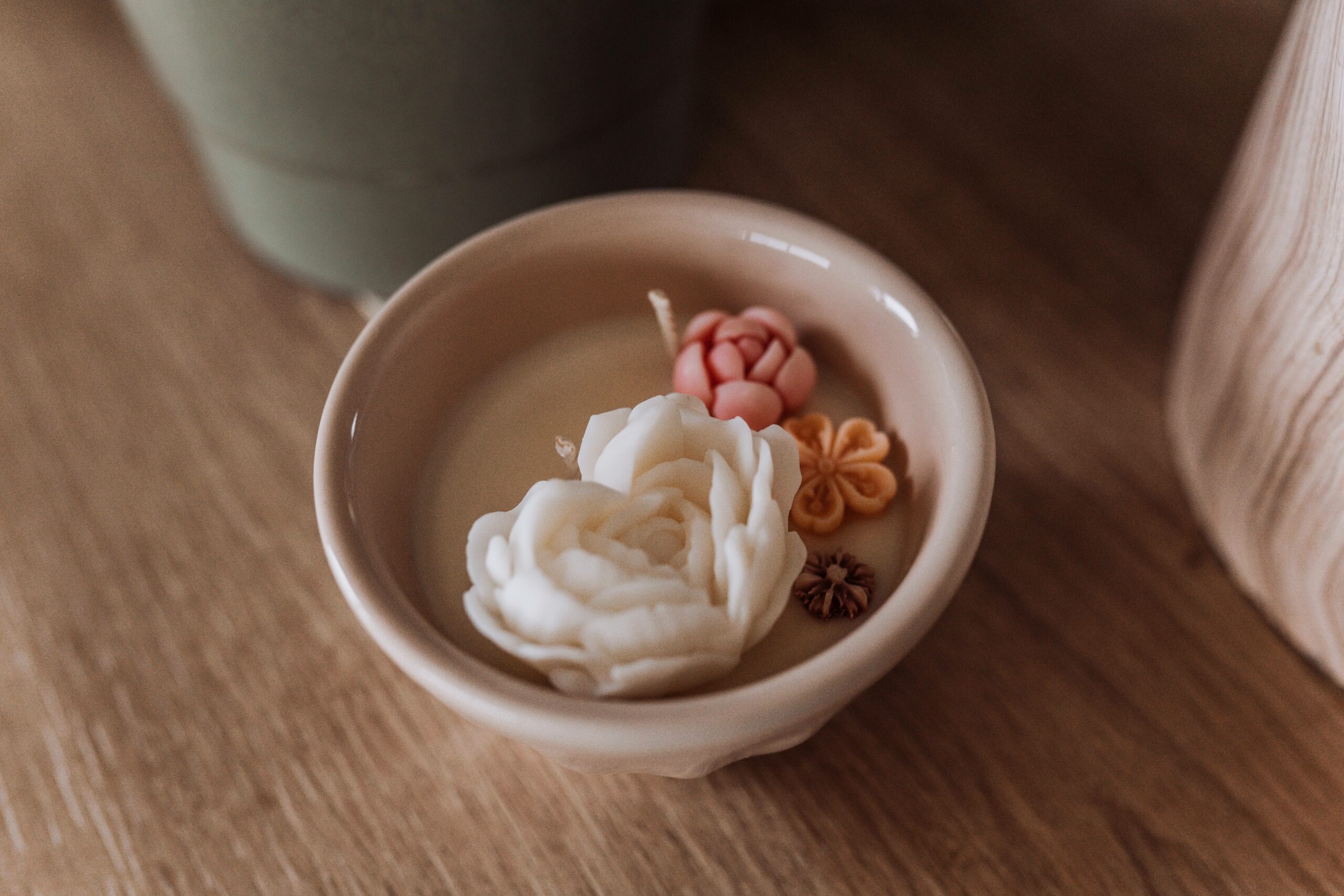 Bougie décorative haut de gamme sur table en intérieur raffiné