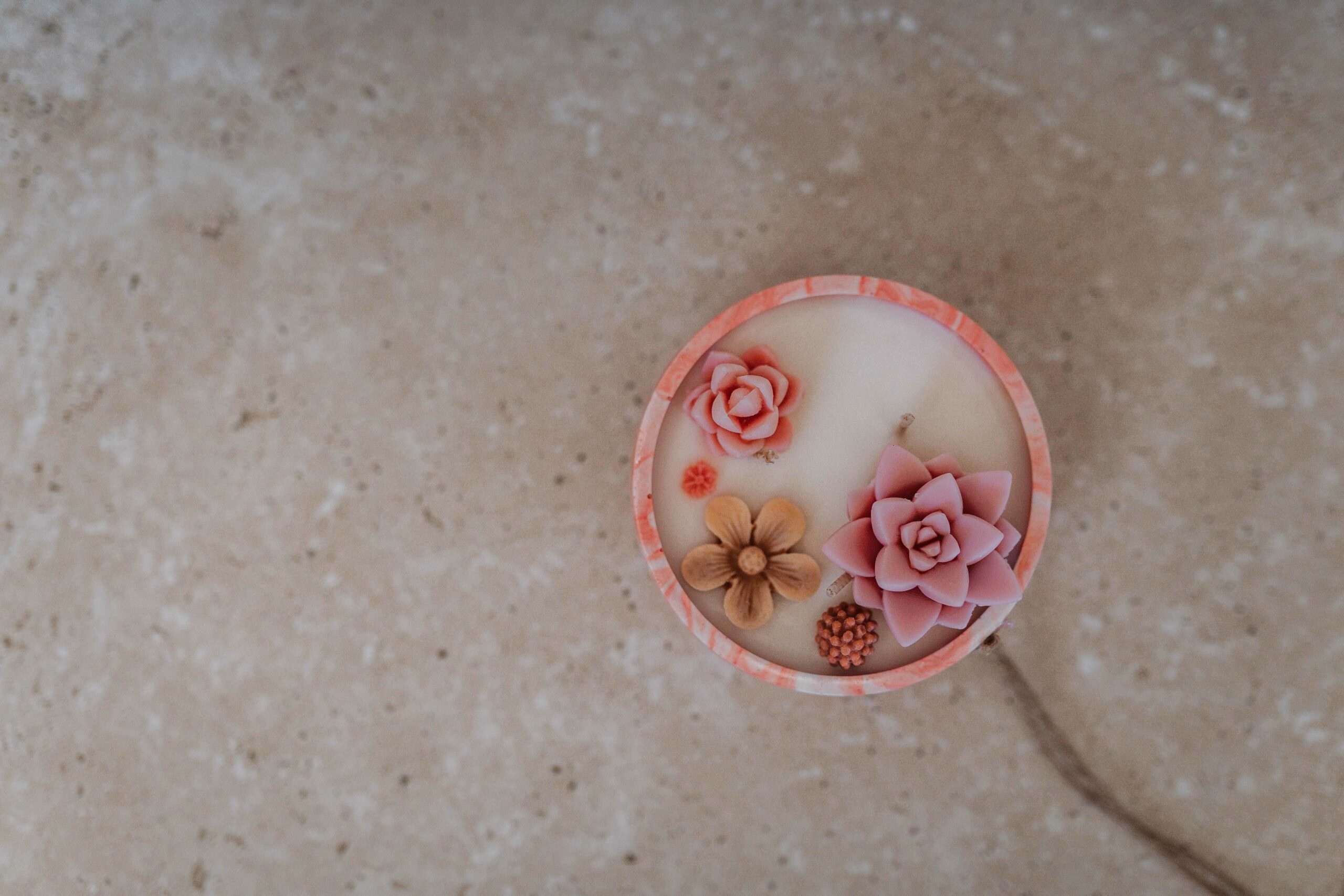 Bougie artisanale Osmose présentée dans un intérieur lumineux en Bretagne, pièce unique haut de gamme