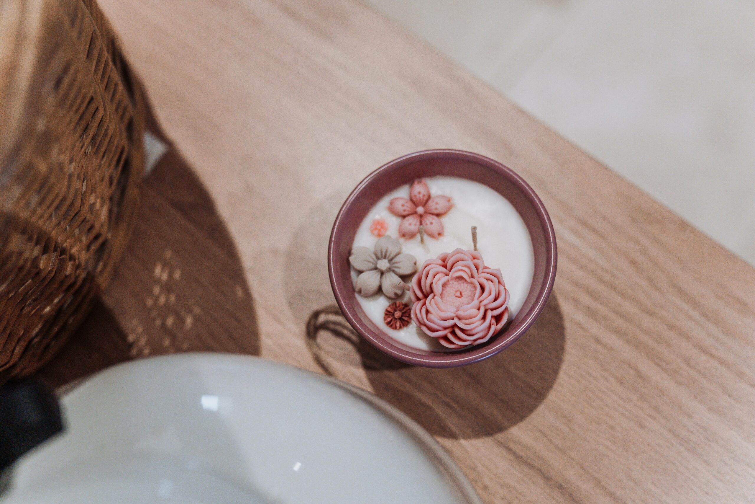 Bougie artisanale bretonne Osmose photographiée dans un environnement naturel et élégant