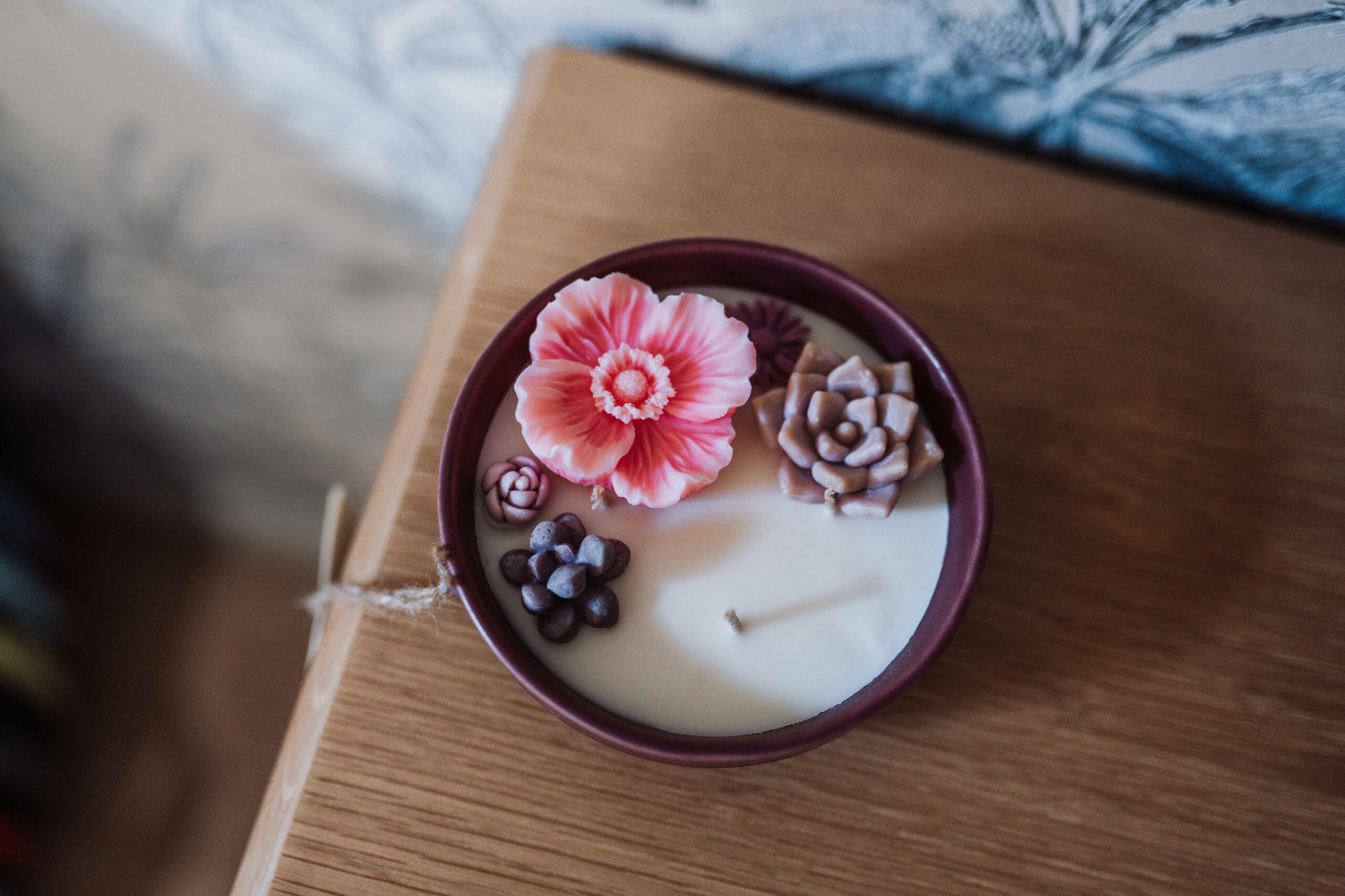 Bougie décorative en cire végétale créée par Osmose, artisanat breton en Bretagne sud