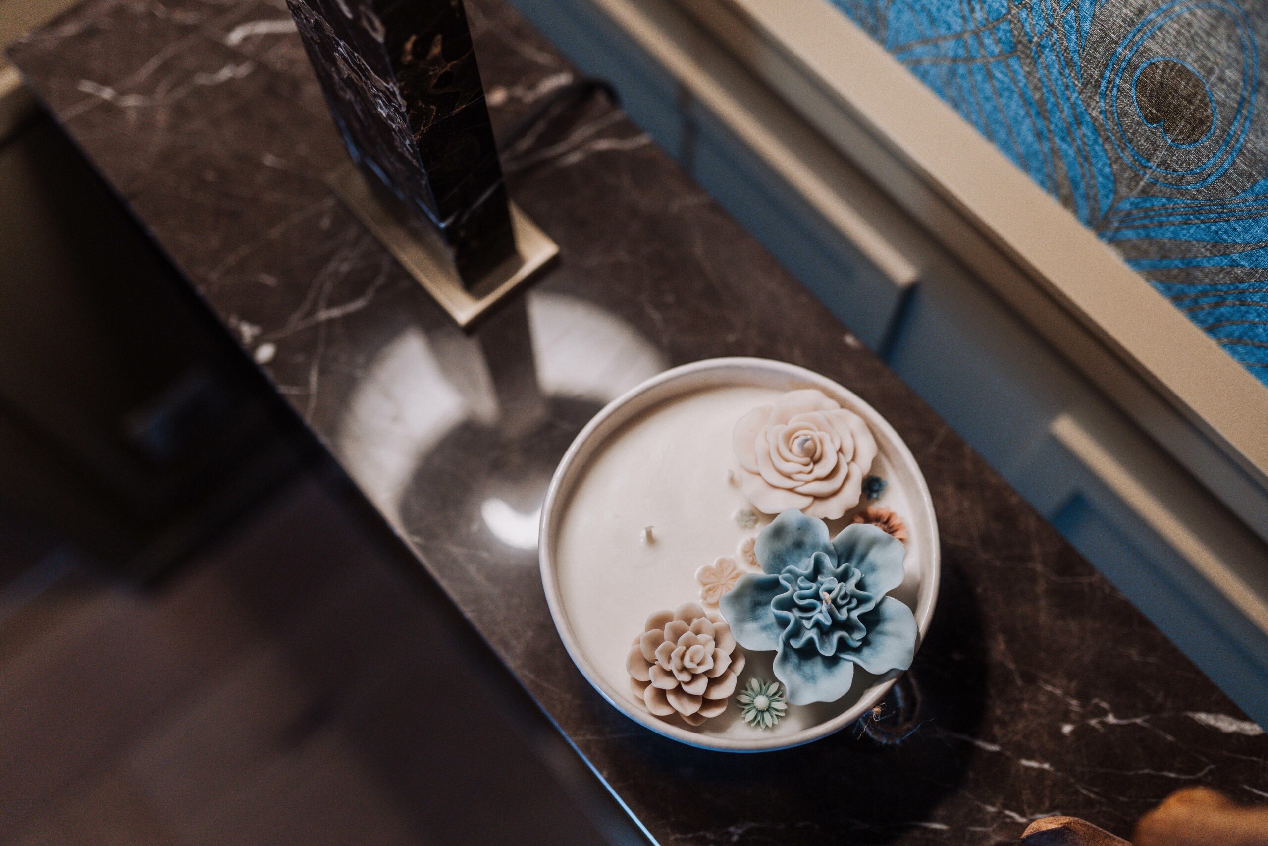 Bougie artisanale haut de gamme dans le Morbihan : l’exigence d’un savoir-faire local