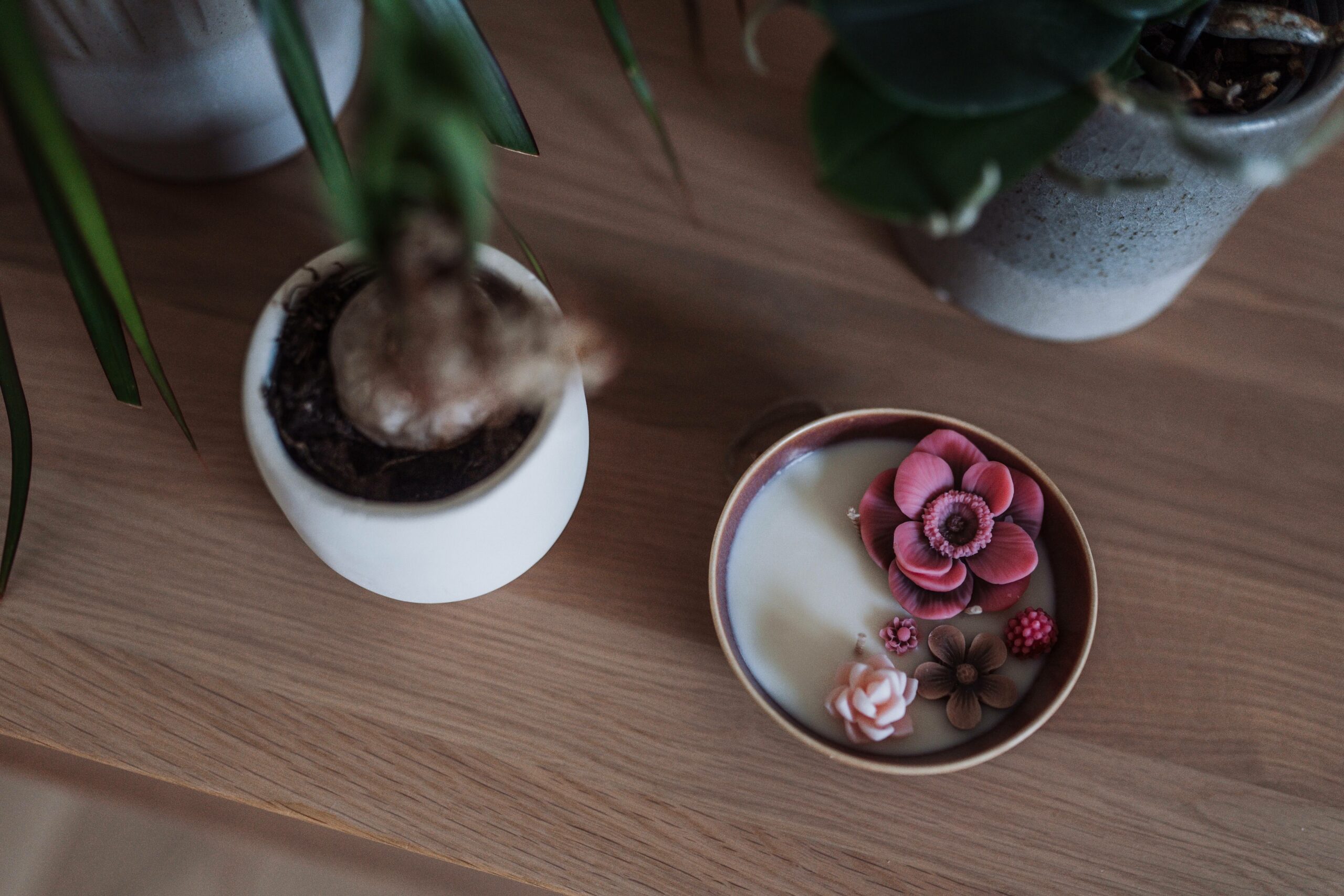 Bougie parfumée artisanale Osmose présentée dans une maison contemporaine en Morbihan