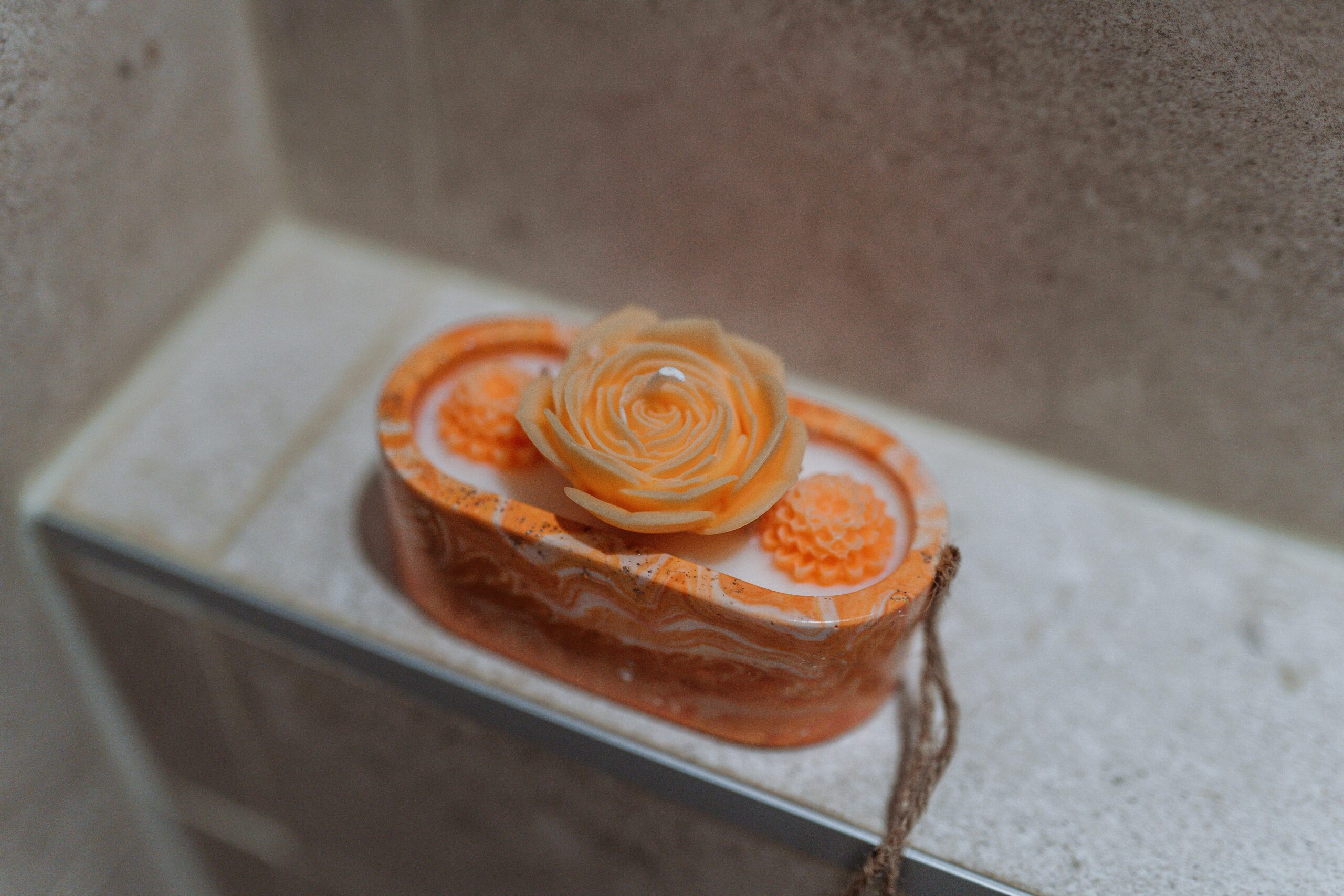 Signature olfactive boutique avec bougie parfumée haut de gamme